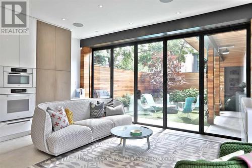 426 Ontario Street, Toronto, ON - Indoor Photo Showing Living Room