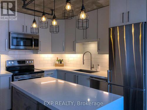 902 - 36 Charlotte Street, Toronto, ON - Indoor Photo Showing Kitchen With Stainless Steel Kitchen With Upgraded Kitchen