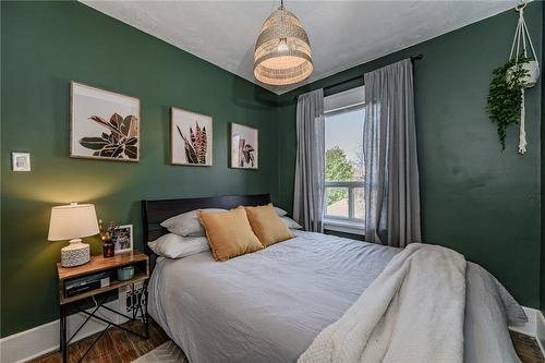 94 Holton Avenue S, Hamilton, ON - Indoor Photo Showing Bedroom