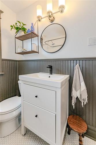 94 Holton Avenue S, Hamilton, ON - Indoor Photo Showing Bathroom