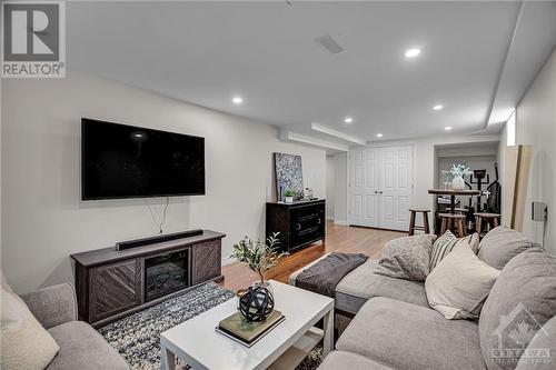 1011 Pinewood Crescent, Ottawa, ON - Indoor Photo Showing Living Room