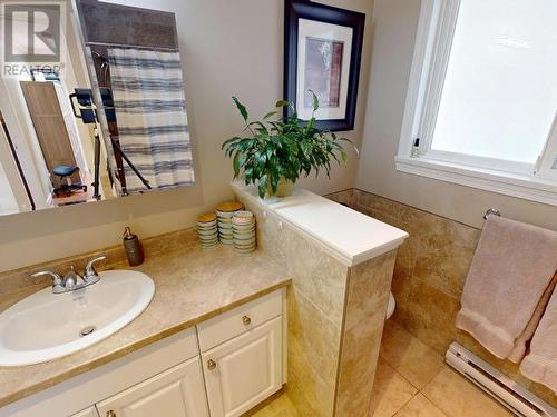6990 Terrace Street, Powell River, BC - Indoor Photo Showing Bathroom