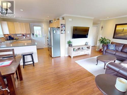 6990 Terrace Street, Powell River, BC - Indoor Photo Showing Living Room