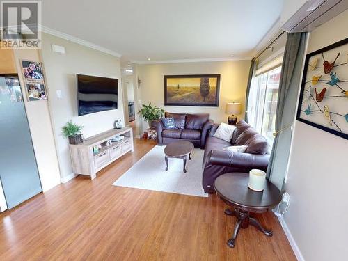 6990 Terrace Street, Powell River, BC - Indoor Photo Showing Living Room