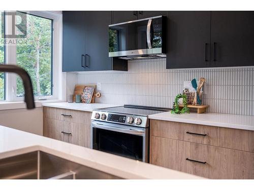 1233 Douglas Street, Revelstoke, BC - Indoor Photo Showing Kitchen