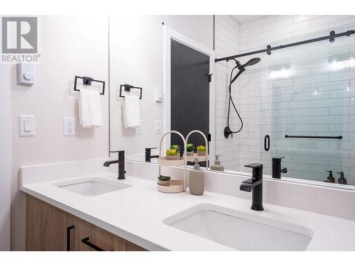 1233 Douglas Street, Revelstoke, BC - Indoor Photo Showing Bathroom