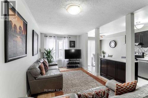 6888 Dillingwood Drive, Mississauga, ON - Indoor Photo Showing Living Room