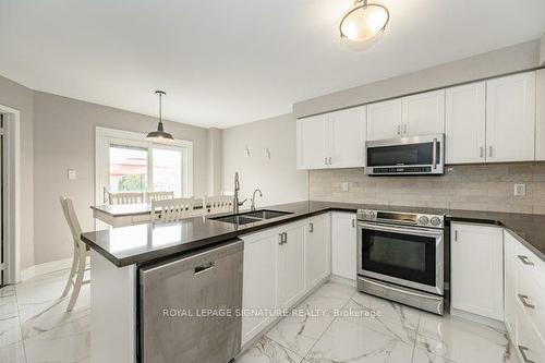 12 Hayloft Crt, Brampton, ON - Indoor Photo Showing Kitchen With Double Sink With Upgraded Kitchen