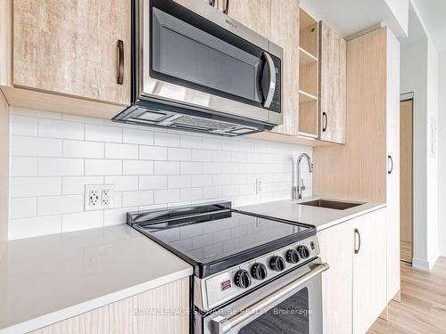 824-251 Manitoba St, Toronto, ON - Indoor Photo Showing Kitchen With Upgraded Kitchen