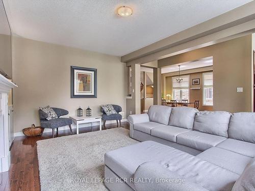 124 Downy Emerald Dr, Bradford West Gwillimbury, ON - Indoor Photo Showing Living Room