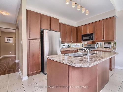 124 Downy Emerald Dr, Bradford West Gwillimbury, ON - Indoor Photo Showing Kitchen With Double Sink