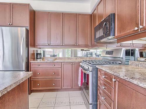 124 Downy Emerald Dr, Bradford West Gwillimbury, ON - Indoor Photo Showing Kitchen