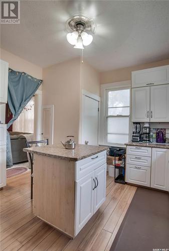 729 9Th Street E, Saskatoon, SK - Indoor Photo Showing Kitchen