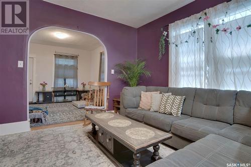 729 9Th Street E, Saskatoon, SK - Indoor Photo Showing Living Room