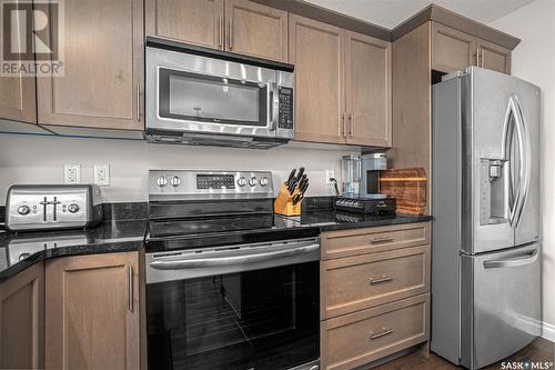 407 Hampton Circle, Saskatoon, SK - Indoor Photo Showing Kitchen