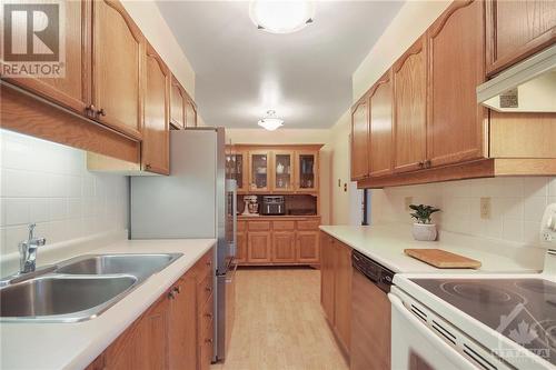 5 Saxton Private, Ottawa, ON - Indoor Photo Showing Kitchen With Double Sink