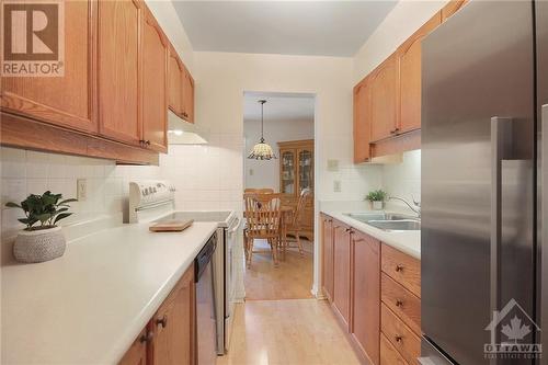 5 Saxton Private, Ottawa, ON - Indoor Photo Showing Kitchen With Double Sink