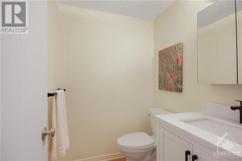5 Saxton Private, Ottawa, ON - Indoor Photo Showing Bathroom