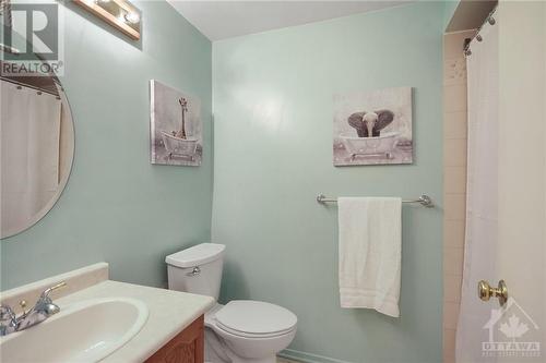5 Saxton Private, Ottawa, ON - Indoor Photo Showing Bathroom