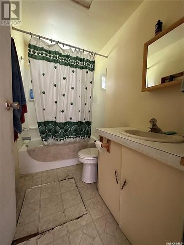 28 Oak Bay, Round Lake, SK - Indoor Photo Showing Bathroom