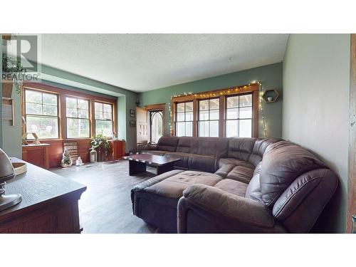 2415 Blind Bay Road, Blind Bay, BC - Indoor Photo Showing Living Room