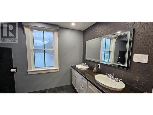 2415 Blind Bay Road, Blind Bay, BC - Indoor Photo Showing Bathroom