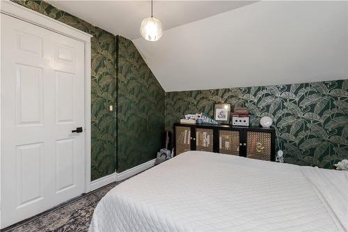 104 Rosedale Avenue, Hamilton, ON - Indoor Photo Showing Bedroom