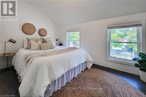 22 Crooks Street, Hamilton, ON - Indoor Photo Showing Bedroom