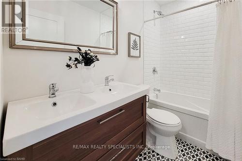 22 Crooks Street, Hamilton, ON - Indoor Photo Showing Bathroom