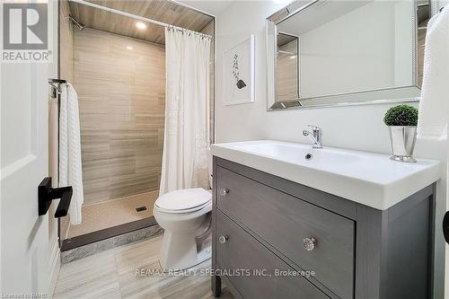 22 Crooks Street, Hamilton, ON - Indoor Photo Showing Bathroom