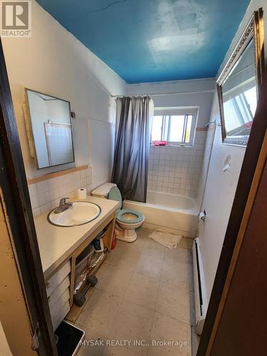 20 Weichel Street, Kitchener, ON - Indoor Photo Showing Bathroom