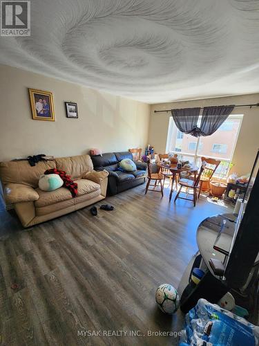 20 Weichel Street, Kitchener, ON - Indoor Photo Showing Living Room