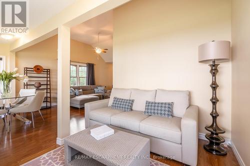 4428 Lakeside Drive, Lincoln, ON - Indoor Photo Showing Living Room