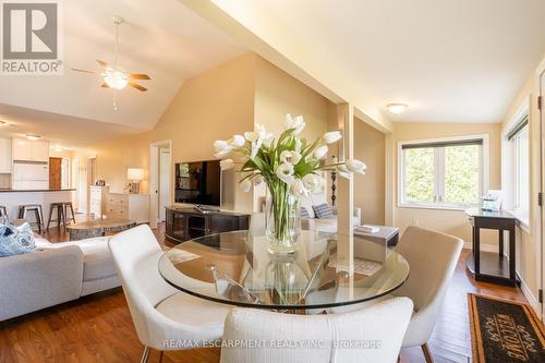 4428 Lakeside Drive, Lincoln, ON - Indoor Photo Showing Living Room