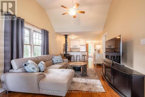 4428 Lakeside Drive, Lincoln, ON - Indoor Photo Showing Living Room