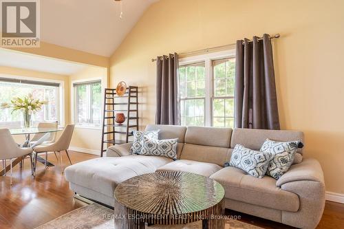 4428 Lakeside Drive, Lincoln, ON - Indoor Photo Showing Living Room