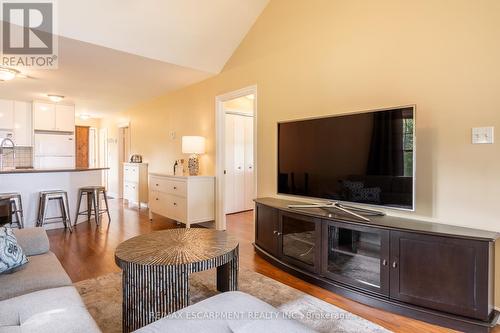 4428 Lakeside Drive, Lincoln, ON - Indoor Photo Showing Living Room