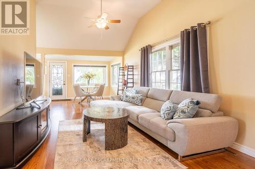 4428 Lakeside Drive, Lincoln, ON - Indoor Photo Showing Living Room