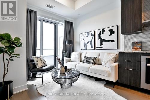 4602 - 20 Shore Breeze Drive, Toronto, ON - Indoor Photo Showing Living Room