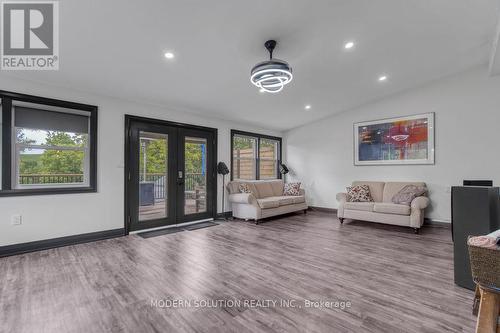 82 Shea Crescent, Kitchener, ON - Indoor Photo Showing Living Room