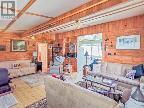 2522 Spout Lake Road, Lac La Hache, BC - Indoor Photo Showing Living Room