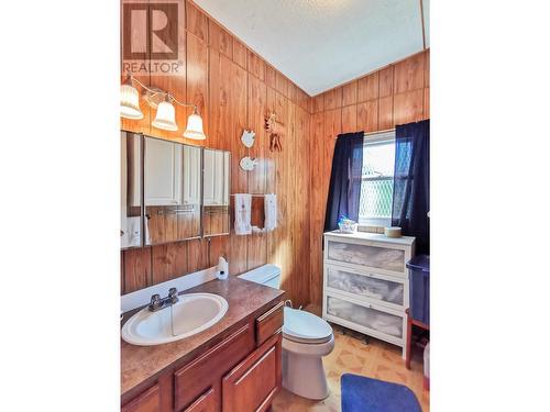 2522 Spout Lake Road, Lac La Hache, BC - Indoor Photo Showing Bathroom