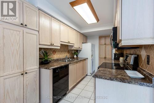 2792 Westbury Court, Mississauga, ON - Indoor Photo Showing Kitchen With Double Sink
