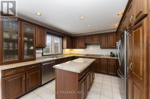 415 Wycliffe Avenue, Vaughan, ON - Indoor Photo Showing Kitchen With Double Sink