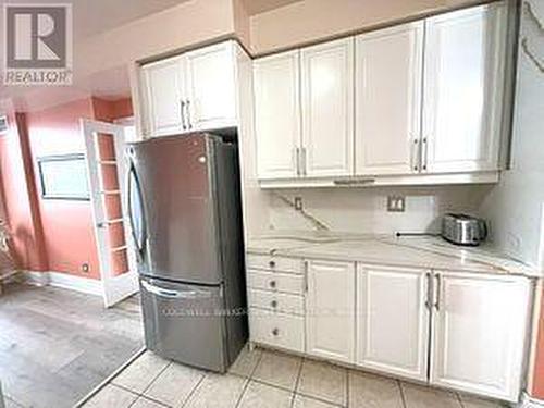 3024 - 3888 Duke Of York Boulevard, Mississauga, ON - Indoor Photo Showing Kitchen