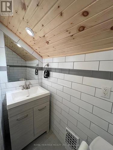 275 Albert Street, Belleville, ON - Indoor Photo Showing Bathroom