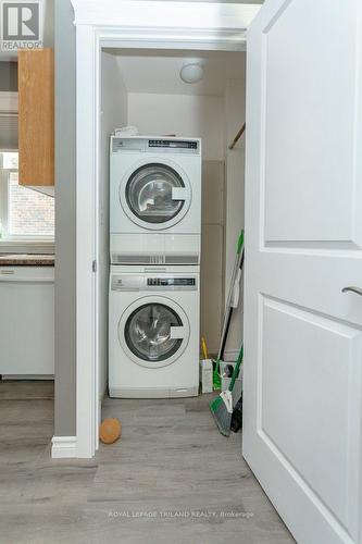 9 Erie Avenue, London, ON - Indoor Photo Showing Laundry Room