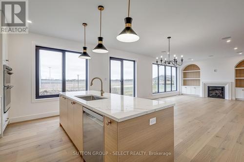 5 Sycamore Road, Southwold (Talbotville), ON - Indoor Photo Showing Kitchen With Upgraded Kitchen