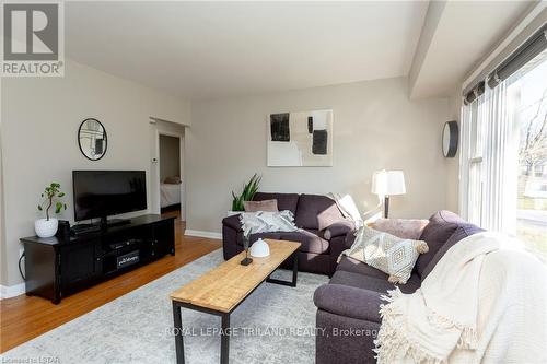 8 Gower Street, London, ON - Indoor Photo Showing Living Room