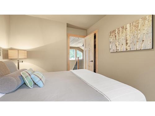 21 - 4868 Riverview Drive, Edgewater, BC - Indoor Photo Showing Bedroom
